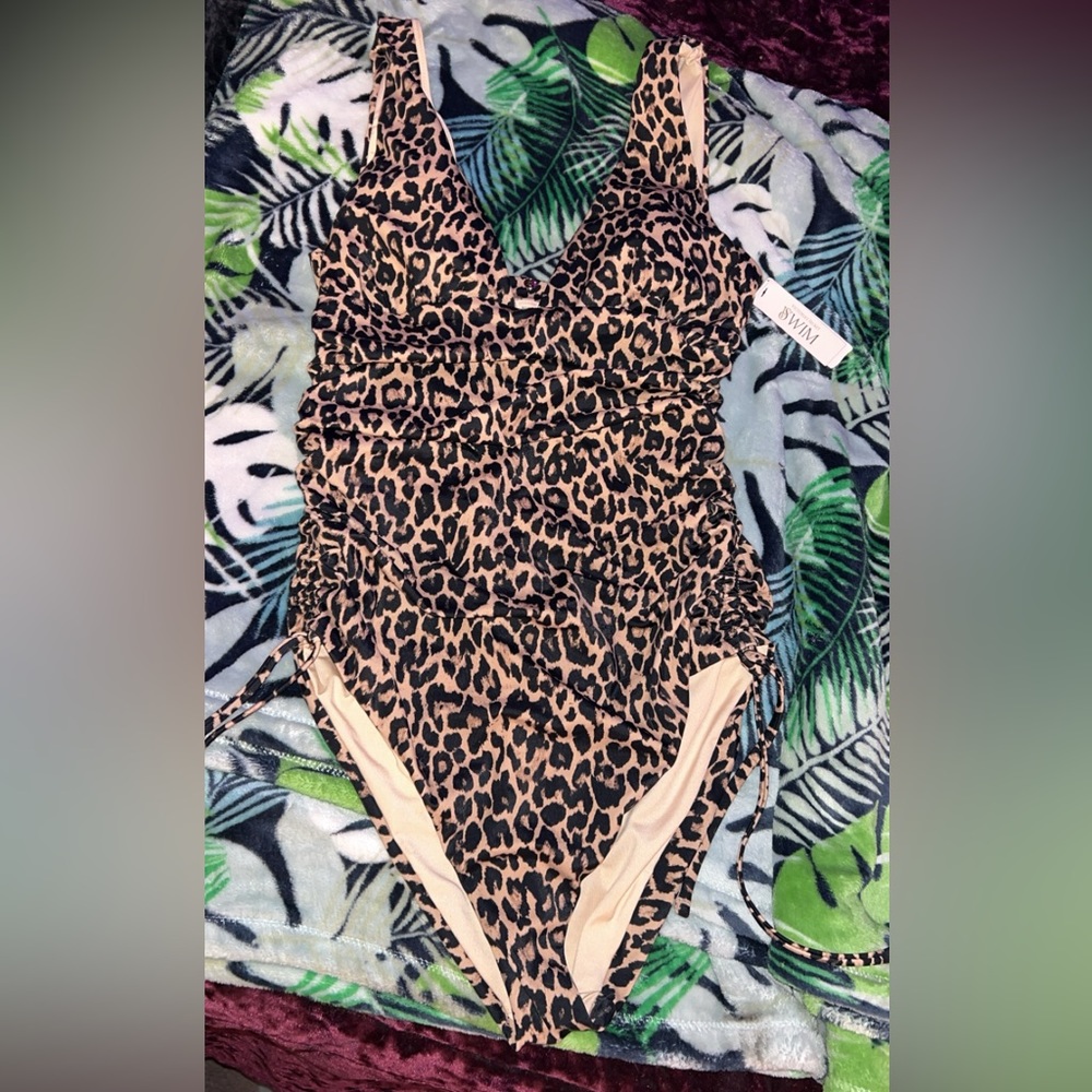 Victoria’s Secret Cheetah print Scrunched One piece size medium swimsuit